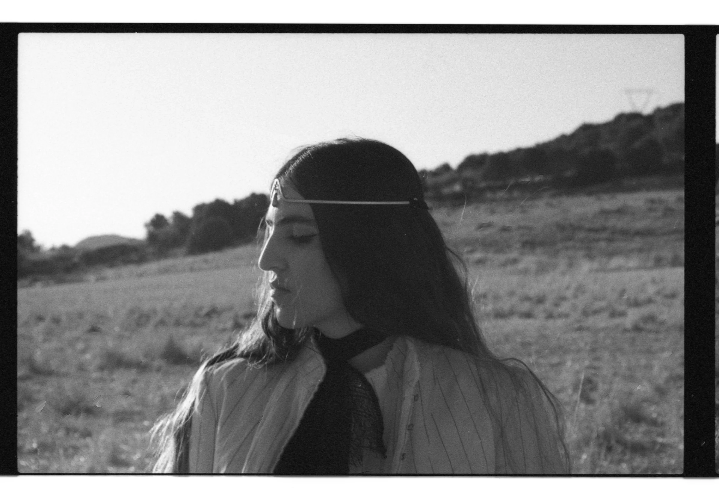 Joan Thiele on the set of Allucinazione — photo by @teresaapes