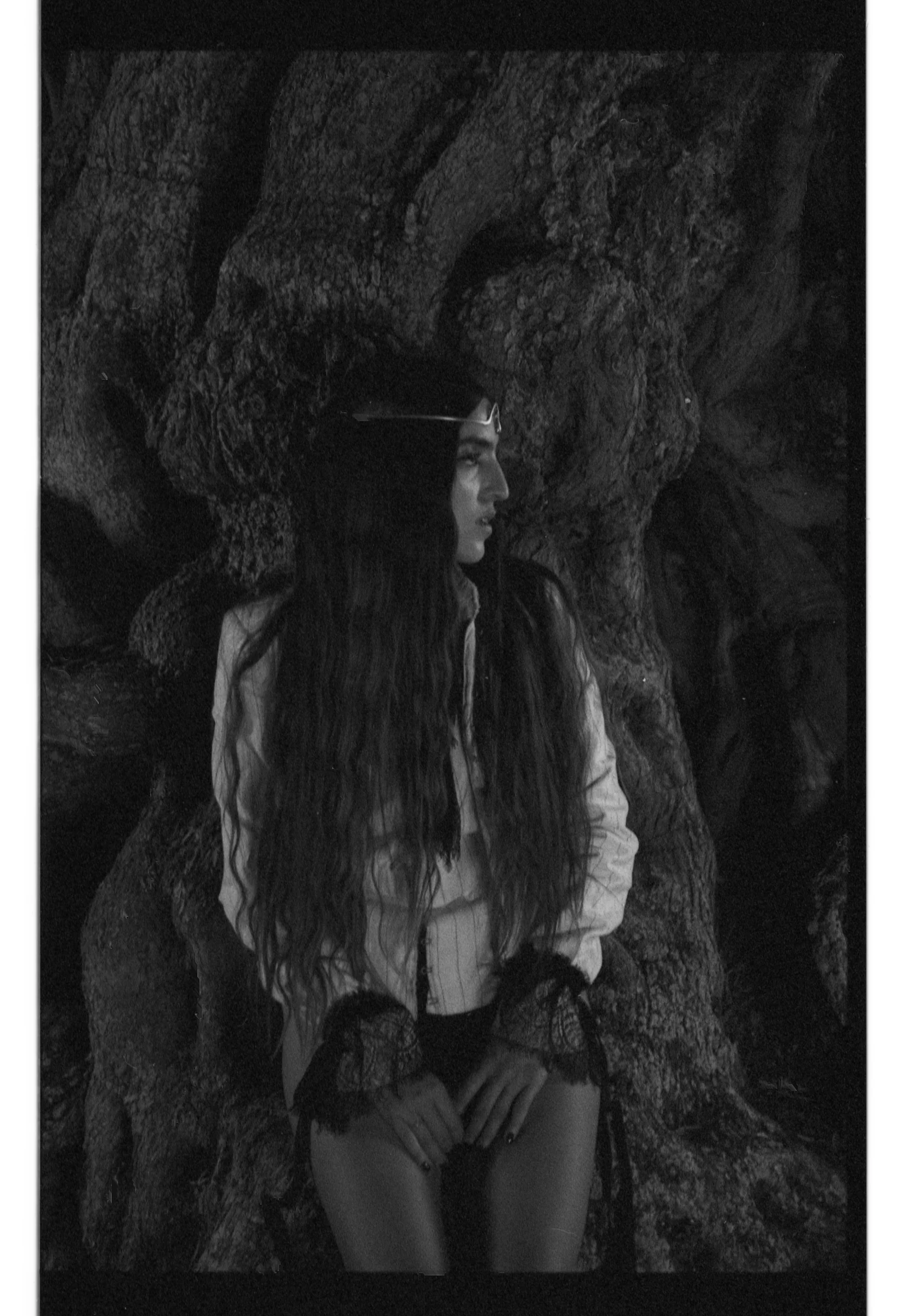 Joan Thiele on the set of Allucinazione — photo by @teresaapes