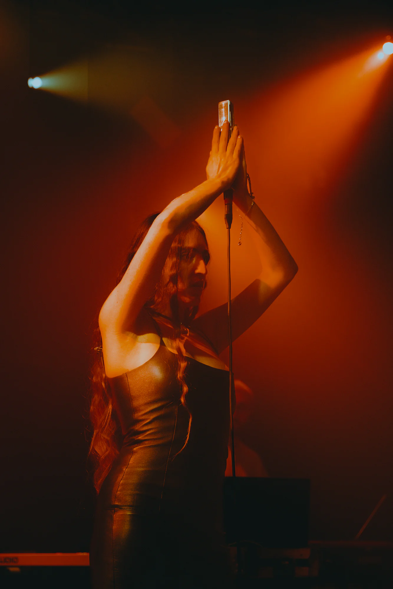 Joan Thiele at Locomotiv Club, Bologna — photo by @loraw