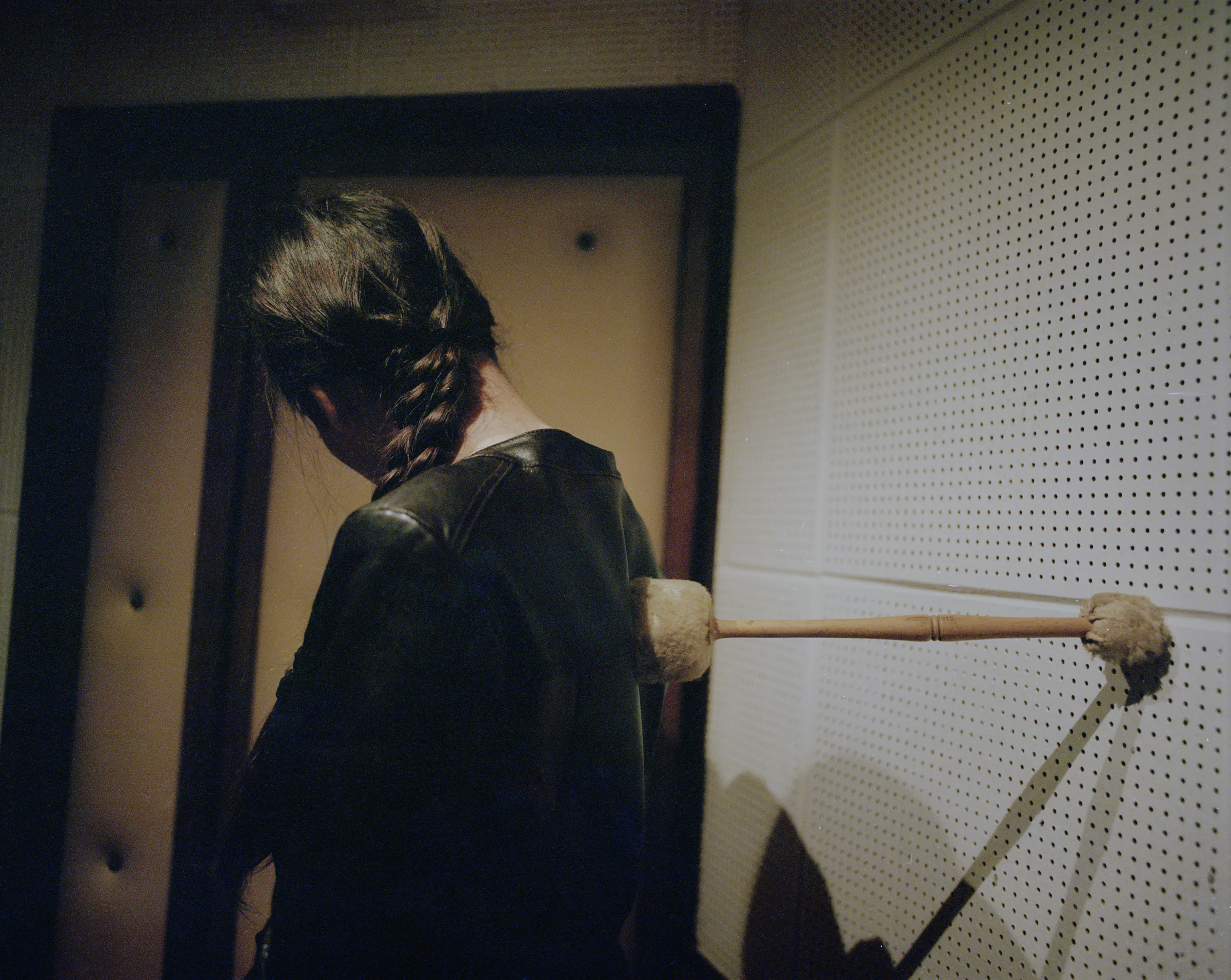 Joan Thiele at Studio Umiliani — photo by @giopositivo