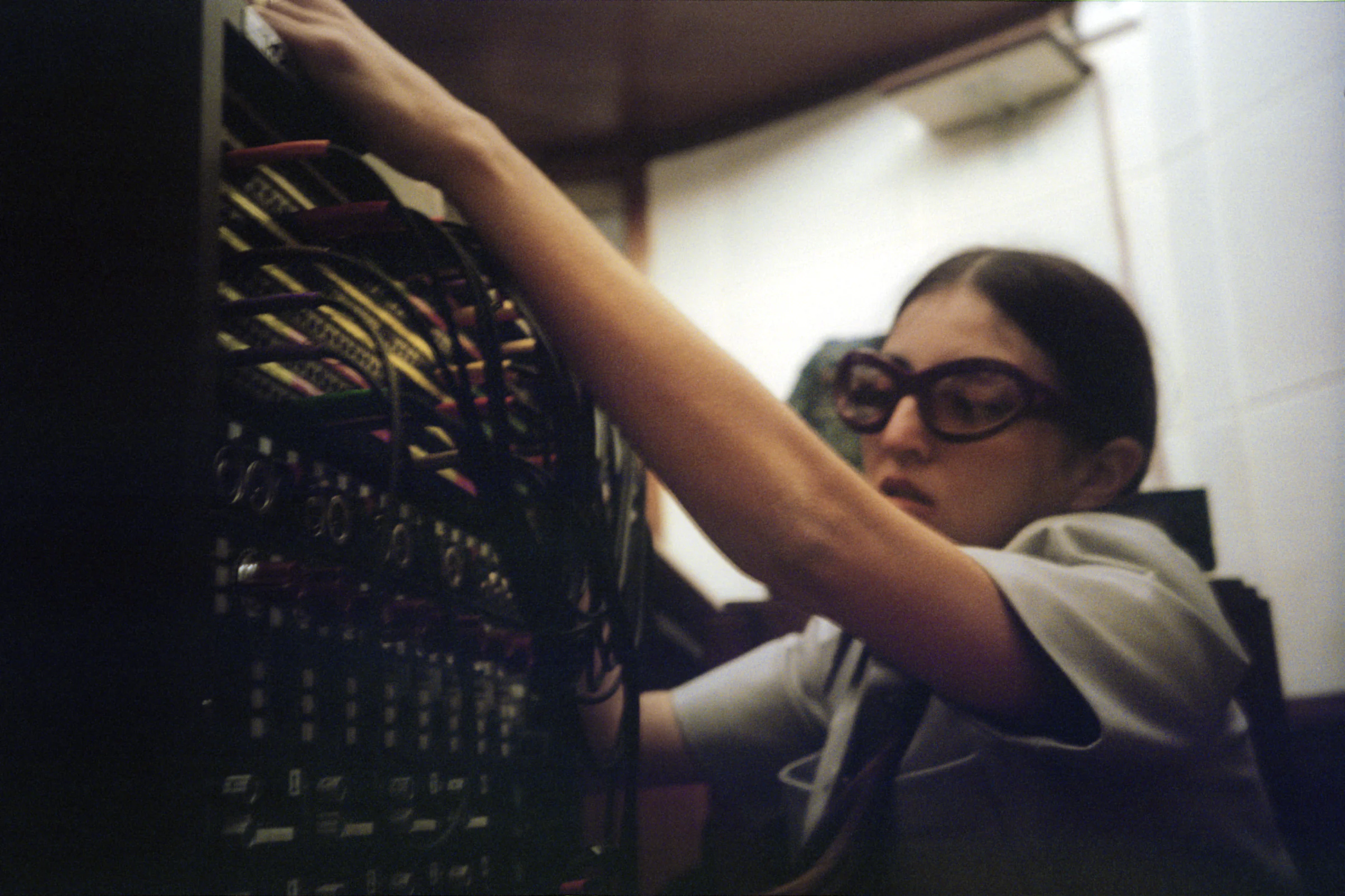 Joan Thiele at Studio Umiliani — photo by @giopositivo